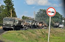 Une colonne de camions de l'armée russe endommagés par les tirs d'obus des forces ukrainiennes dans la région de Kursk en Russie.