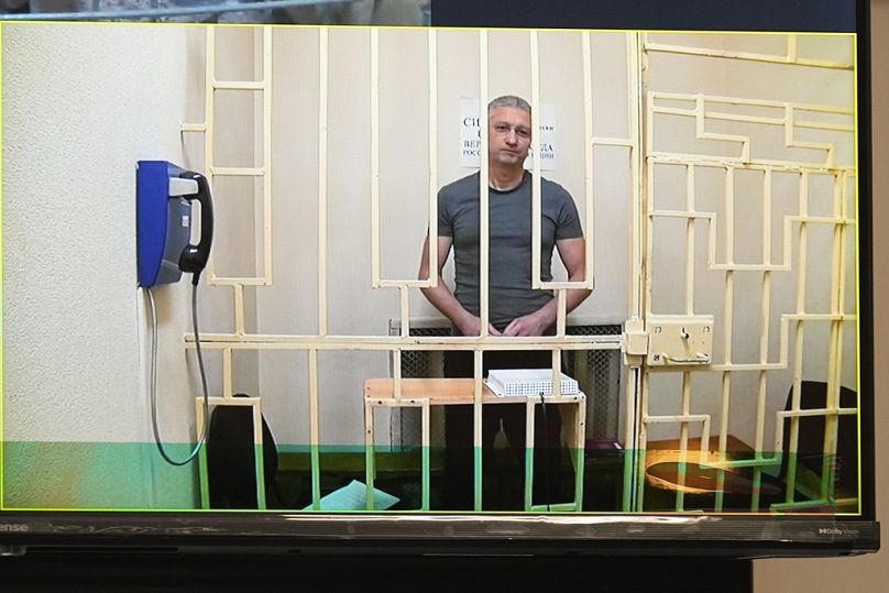 Timur Iwanow steht hinter Gittern, wie auf einem Video des russischen Strafvollzugsdienstes zu sehen ist, während einer Sitzung des Moskauer Stadtgerichts, 7. August 2024.