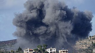 Schwarzer Rauch nach einem israelischen Luftangriff außerhalb von Aita al-Shaab, einer libanesischen Stadt an der Grenze zu Israel, gesehen von der Stadt Rmeish im Südlibanon 