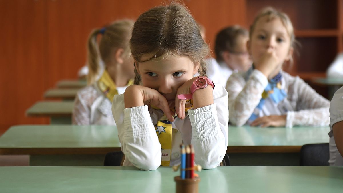 Elsős kislány egy kispesti általános iskolában, a 2019-es tanévnyitón