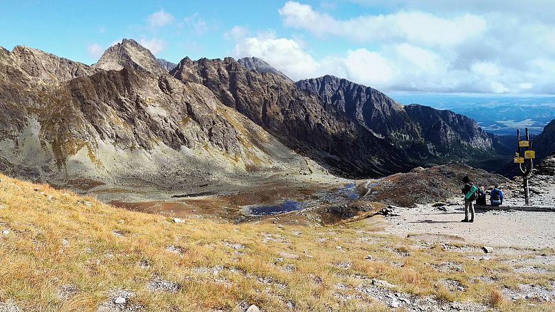 Las pistas en las montañas Tatra se limpian un poco en otoño