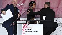 Sahra Wagenknecht wird nach einem Angriff mit roter Farbe während der Wahlkampfveranstaltung am Donnerstag, 29. August 2024, von einem Bodyguard von der Bühne eskortiert.