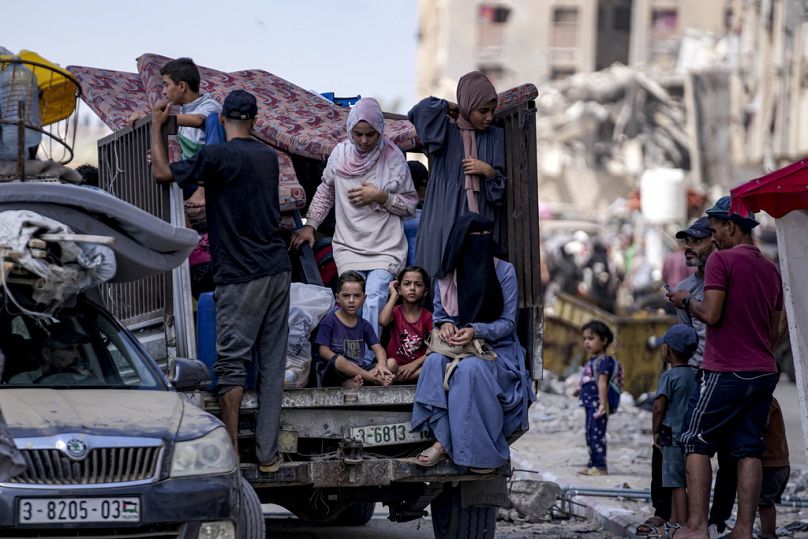 الفلسطينيون الذين نزحوا بسبب الهجوم الجوي والبري الإسرائيلي على قطاع غزة يفرون من مدينة حمد، الأحد، 11 أغسطس، 2024. 