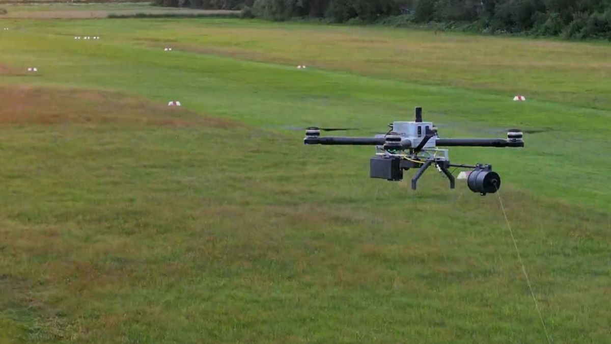 Dron HCX con carrete de fibra óptica que no emite señales de radio