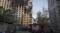 Los bomberos extinguen un incendio este viernes después de que una bomba aérea guiada rusa impactara sobre un edificio de apartamentos en Járkov.