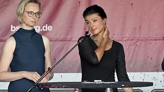 Alman siyasetçi Sahra Wagenknecht (sağda), Erfurt'taki seçim kampanyası etkinliğinde boya ile saldırıya uğramasının ardından sahnede, 30 Ağustos 2024.