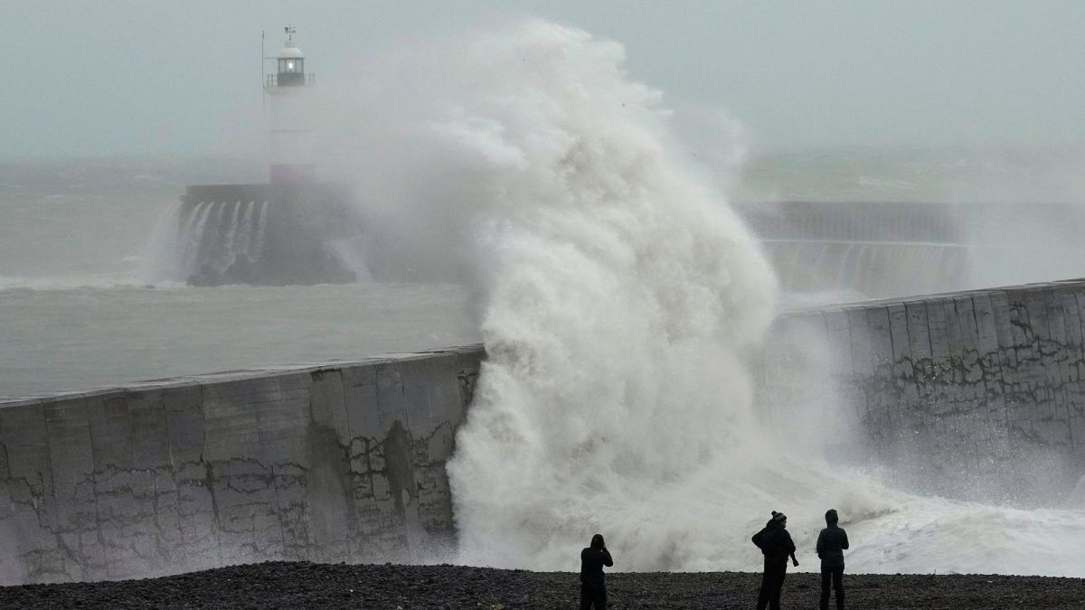 Las olas chocan contra el faro de Newhaven y el muro del puerto de Newhaven, en el sur de Inglaterra, en noviembre de 2023, impulsadas por la tormenta Ciaran.