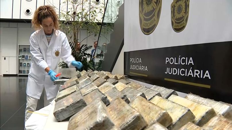 La cocaína fue incautada junto con otros artículos y documentación de interés probatorio.