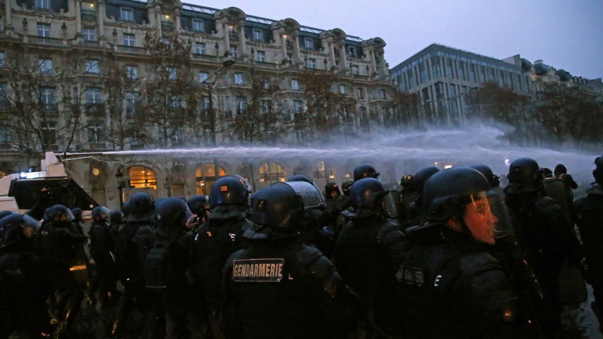 Un cañón de agua de la Policía dispara contra una concentración de manifestantes en Francia.