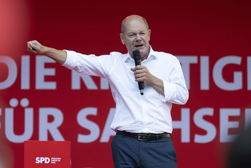 El canciller alemán Olaf Scholz habla en el cierre de campaña electoral del SPD en Chemnitz, el 30 de agosto de 2024.