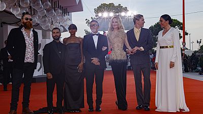 Cristobal Tapia de Veer, de gauche à droite, le producteur David Hinojosa, Sophie Wilde, Antonio Banderas, Nicole Kidman, Harris Dickinson et la réalisatrice Halina Reijn.