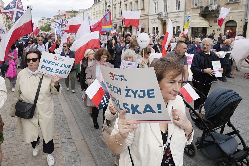 Демонстранты, выступающие против абортов, маршируют против шагов нового правительства по либерализации строгих законов Польши, 14 апреля 2024 года