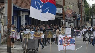 Arquivo: Extremistas de direita reúnem-se numa rua no centro de Belgrado, na Sérvia, quinta-feira, 27 de junho de 2024.