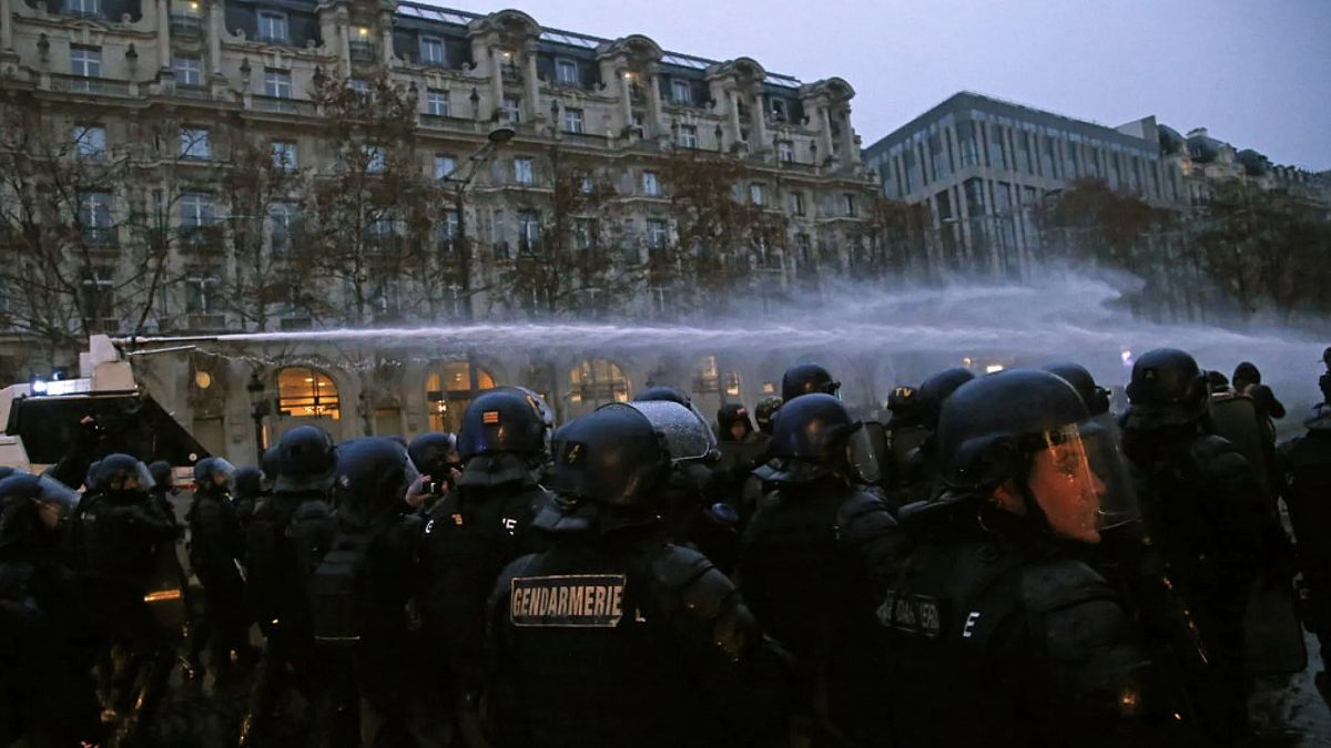 Fransa'da polis, tazyikli su ile göstericilere müdahale ediyor.