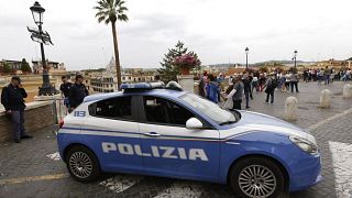 Liverpool ile Roma arasındaki Şampiyonlar Ligi yarı final rövanş maçına saatler kala bir polis aracı medanda görülüyor.