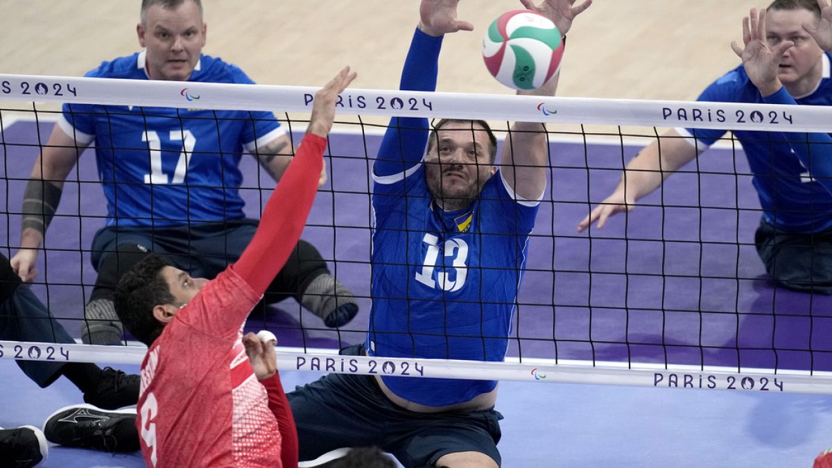 Dmytro Melnyk, da Ucrânia, tenta bloquear a bola durante o jogo de Voleibol Sentado da fase preliminar masculina contra o Irão