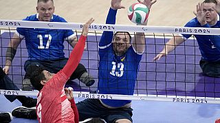 L'Ukrainien Dmytro Melnyk lors du match de volley-ball assis contre l'Iran aux Jeux paralympiques, le vendredi 30 août.