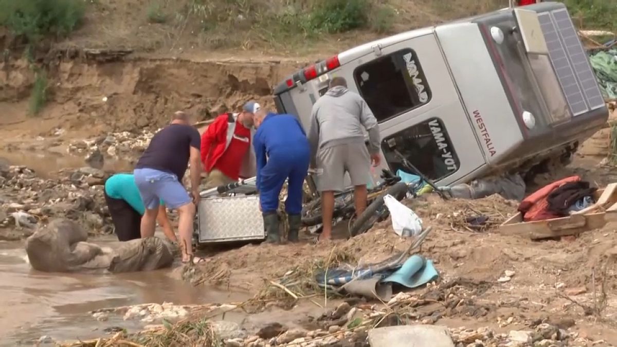 Moradores inspeccionam os danos após inundações no leste da Roménia, 31 de agosto de 2024