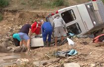 Des habitants inspectent les dégâts causés par les inondations dans l'est de la Roumanie, 31 août 2024