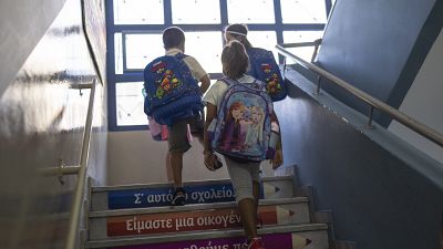 Alunos sobem as escadas para entrar na sala de aula no primeiro dia de aulas em Pireu, 12 de setembro de 2022