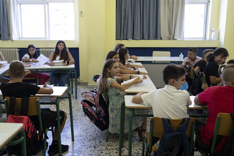 Studenti frequentano una lezione durante il loro primo giorno di scuola in una scuola elementare pubblica del Pireo, 12 settembre 2022