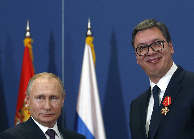 O presidente sérvio, Aleksandar Vučić, com o seu homólogo russo, Vladimir Putin, em Belgrado, a 17 de janeiro de 2019