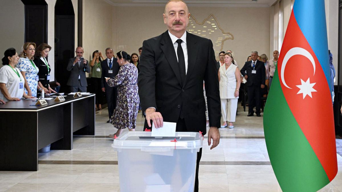 Der aserbaidschanische Präsident Ilham Aliyev gibt bei der vorgezogenen Wahl in Baku seine Stimme ab, 1. September 2024.