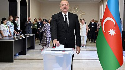 Der aserbaidschanische Präsident Ilham Aliyev gibt bei der vorgezogenen Wahl in Baku seine Stimme ab, 1. September 2024.