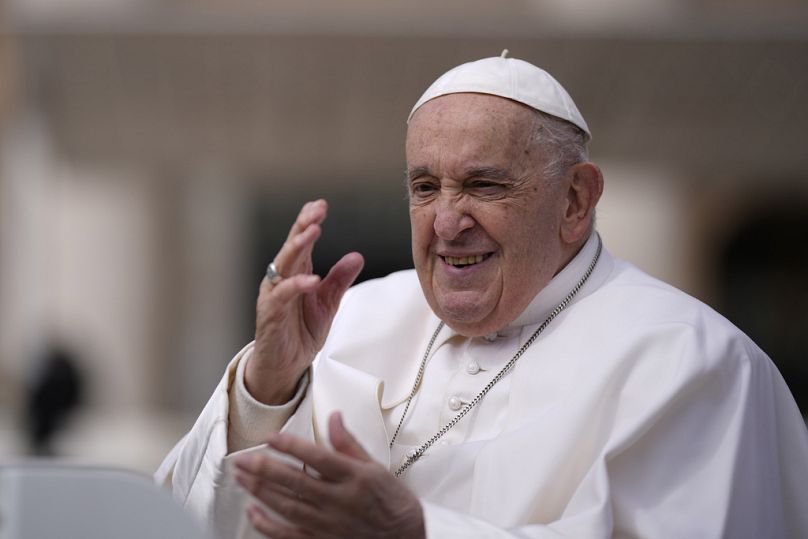 Papa Francisco acena à saída da audiência geral semanal na Praça de S. Pedro, no Vaticano, quarta-feira, 10 de abril de 2024. 