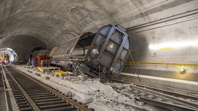 Carri merci danneggiati sul luogo dell'incidente nella galleria di base del Gottardo, vicino a Faido, 6 settembre 2023