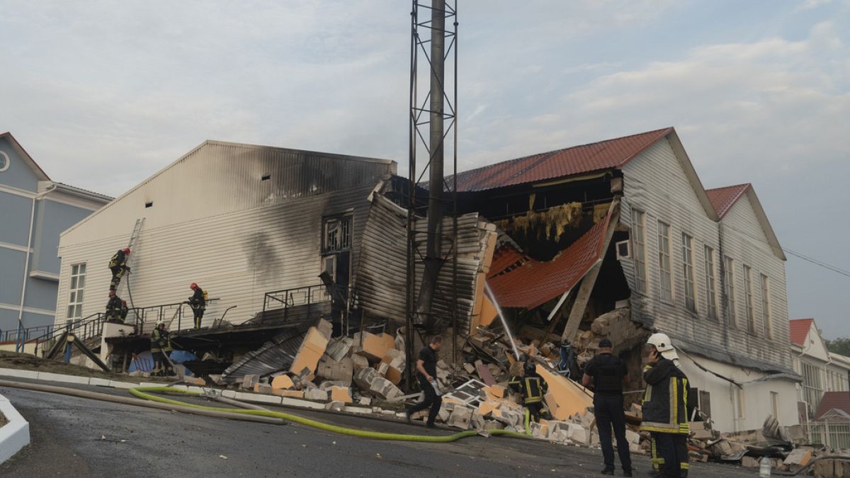 Bombeiros apagam incêndio depois de um rocket ter atingido o edifício de uma instituição de ensino superior na capital ucraniana, Kiev, na segunda-feira, 2 de setembro de 2024