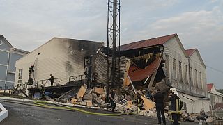 Bombeiros apagam incêndio depois de um rocket ter atingido o edifício de uma instituição de ensino superior na capital ucraniana, Kiev, na segunda-feira, 2 de setembro de 2024