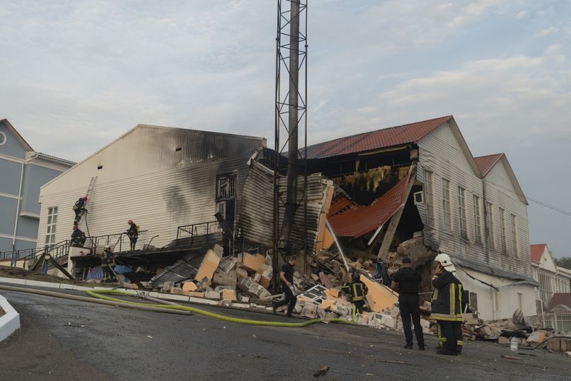 Bombeiros apagam um incêndio depois de um foguete ter atingido um edifício de uma instituição de ensino superior na capital ucraniana, Kiev, na segunda-feira, 2 de setembro