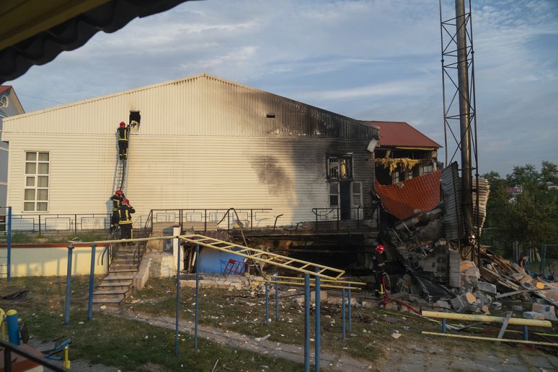 Feuerwehrleute löschten am 2. September das Feuer, nachdem eine Rakete ein Hochschulgebäude in Kiew getroffen hatte.