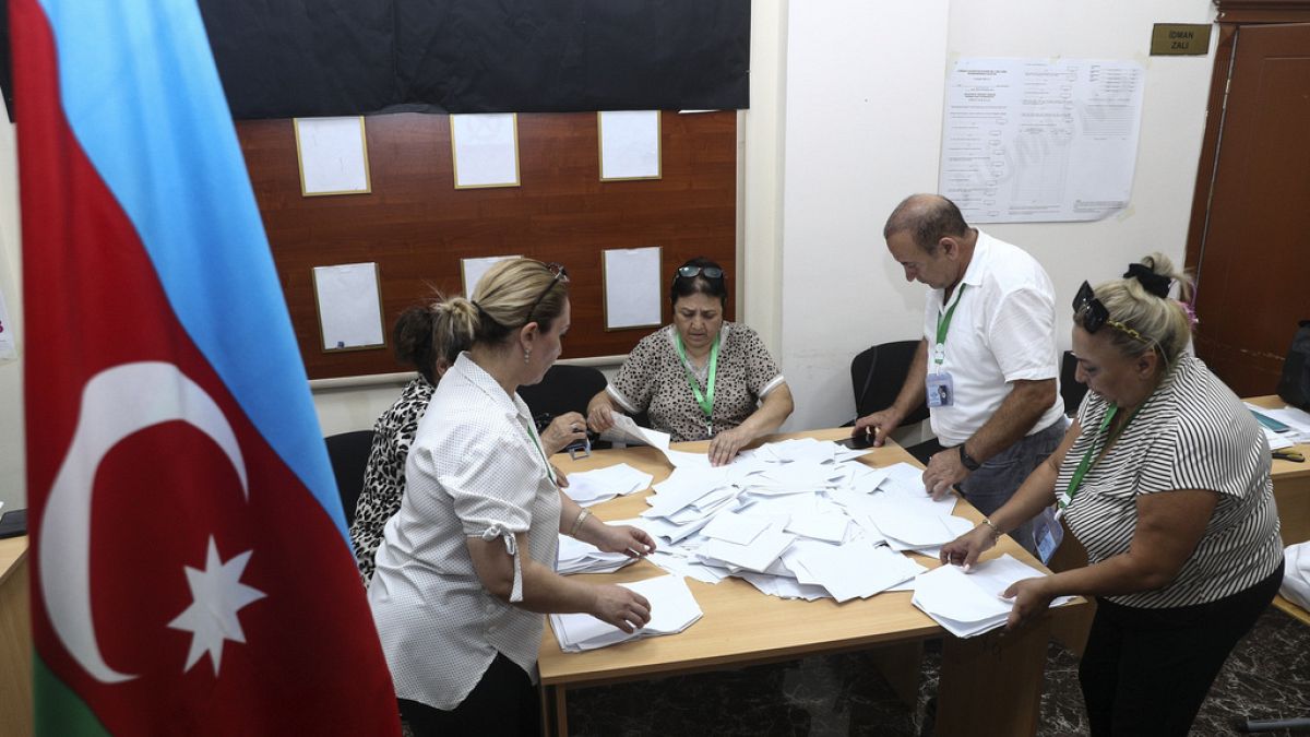 Des agents électoraux procèdent au dépouillement des bulletins de vote après les élections législatives anticipées