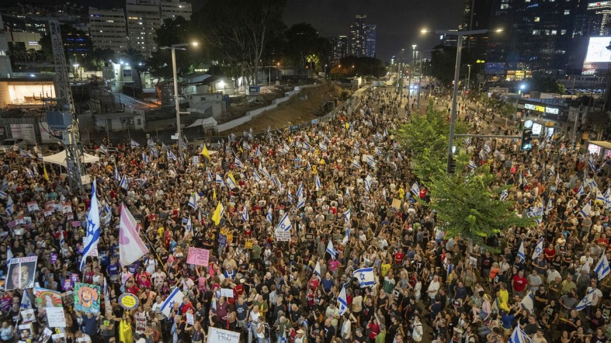 İsrail halkı Başbakan Binyamin Netanyahu hükümetini protesto ederek Gazze Şeridi'nde tutulan rehinelerin serbest bırakılması için anlaşma yapılması çağrısında bulundu.