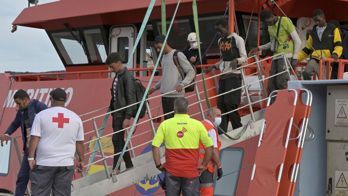 Migrantes desembarcando en la isla de El Hierro.