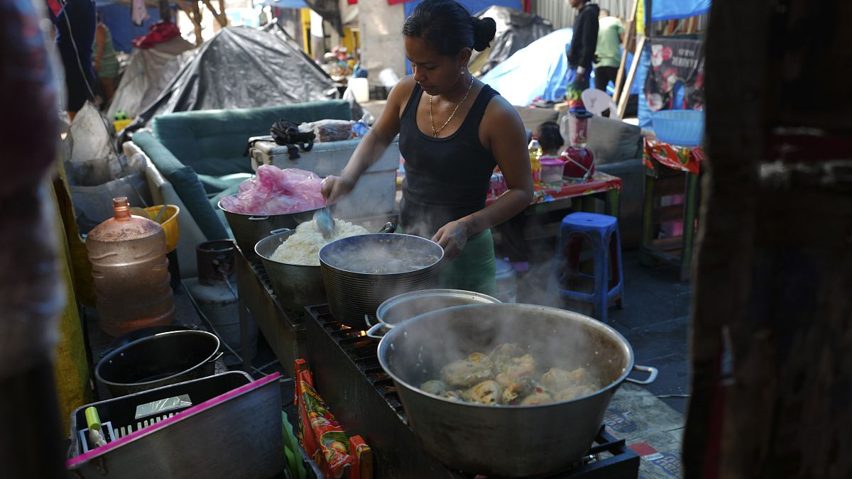 Una migrante venezolana prepara comida en un campamento en Ciudad de México, el pasado 31 de julio de 2024.