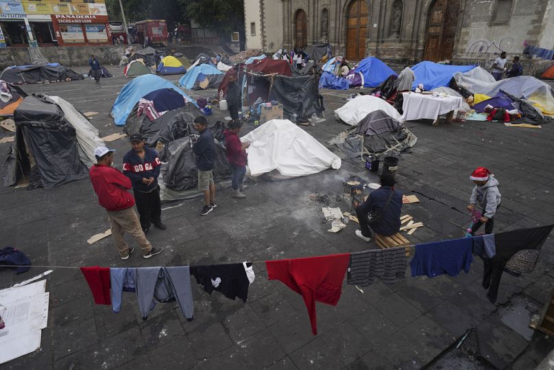 I migranti si riuniscono in un accampamento di tende allestito sulla piazza della chiesa cattolica Santa Cruz y La Soledad, nel quartiere La Merced di Città del Messico