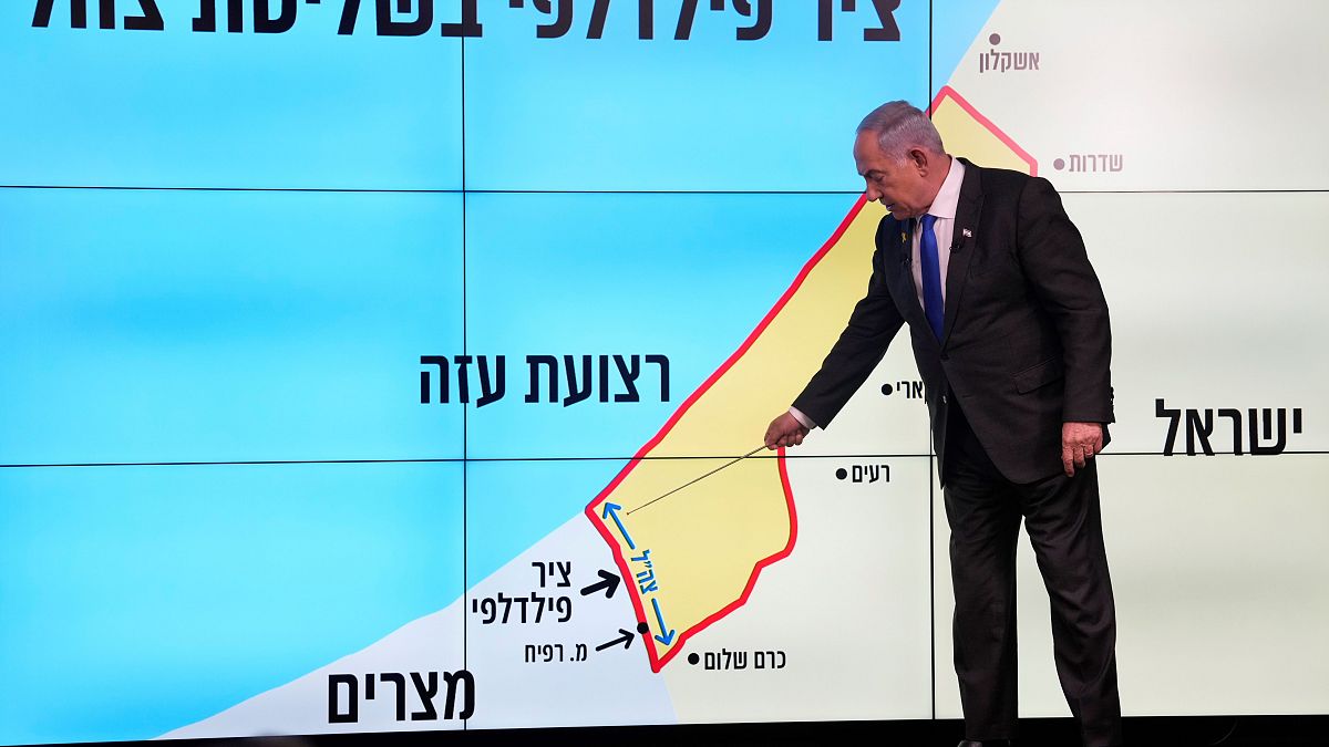 نتنياهو خلاال المؤتمر الصحفي يشير إلى محو فيلالفيا على الحدود مع مصر