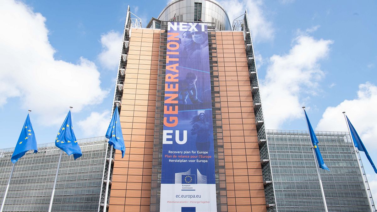 A faixa “Plano de recuperação para a Europa” na fachada do edifício Berlaymont, em Bruxelas.