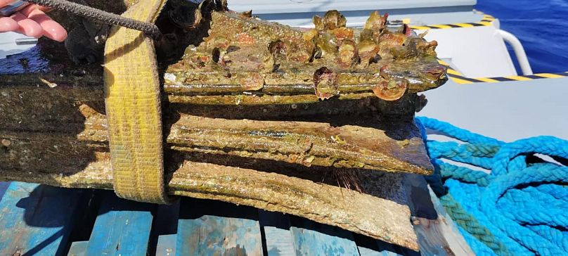 Parte de los restos del barco de guerra encontrados en la costa de Sicilia