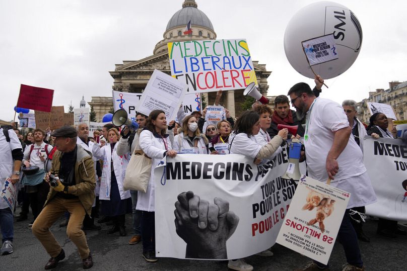 Medici protestano durante uno sciopero nazionale davanti al Pantheon di Parigi, giovedì 5 gennaio 2023