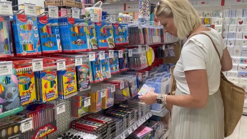 Une parent d'élève fait des achats avant la rentrée scolaire en République tchèque