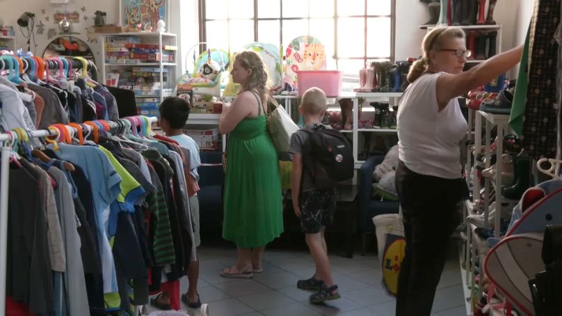 Des familles visitent le centre d'aide "Garde-Robe Prague" avant la rentrée scolaire