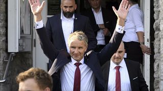 AfD'nin Thüringen'deki parti ve parlamento grubu lideri Björn Höcke, Almanya'nın Erfurt kentinde destekçilerine el sallıyor, 2 Eylül 2024.