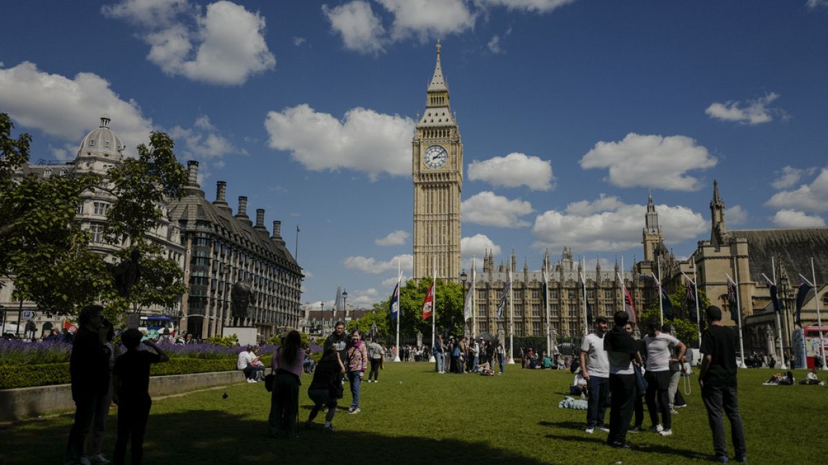 Ülkeyi ziyaret eden turistler, İngiltere'nin başkenti Londra'da bulunan Elizabeth Tower'ın bahçesinde, 17 Haziran 2024  