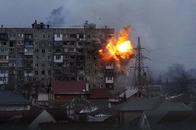 Uma explosão é vista num edifício de apartamentos após o incêndio de um tanque do exército russo em Mariupol, na Ucrânia, a 11 de março de 2022.