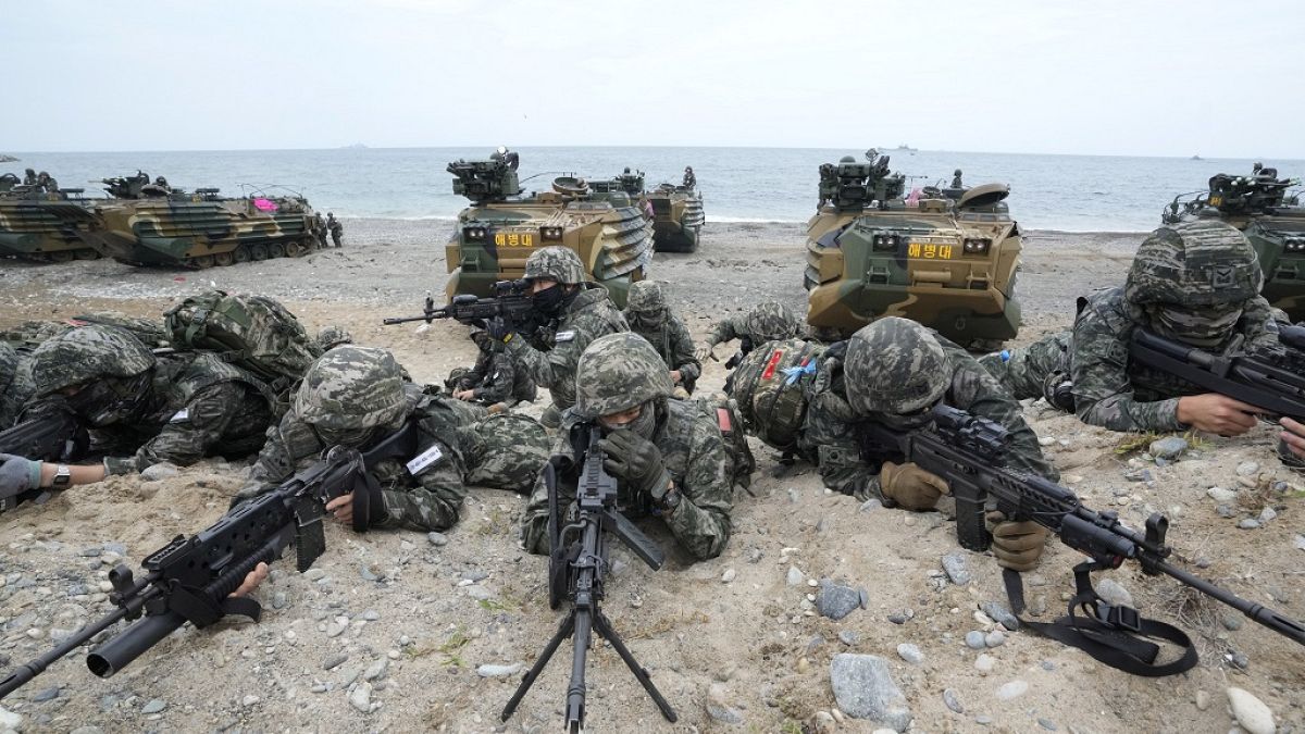 Südkoreanische Marineinfanteristen sichern nach einer Landung während der kombinierten Ssangyong-Übung mit den USA am 2. September 2024 in Pohang ihre Positionen.