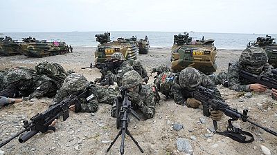 Südkoreanische Marineinfanteristen sichern nach einer Landung während der kombinierten Ssangyong-Übung mit den USA am 2. September 2024 in Pohang ihre Positionen.